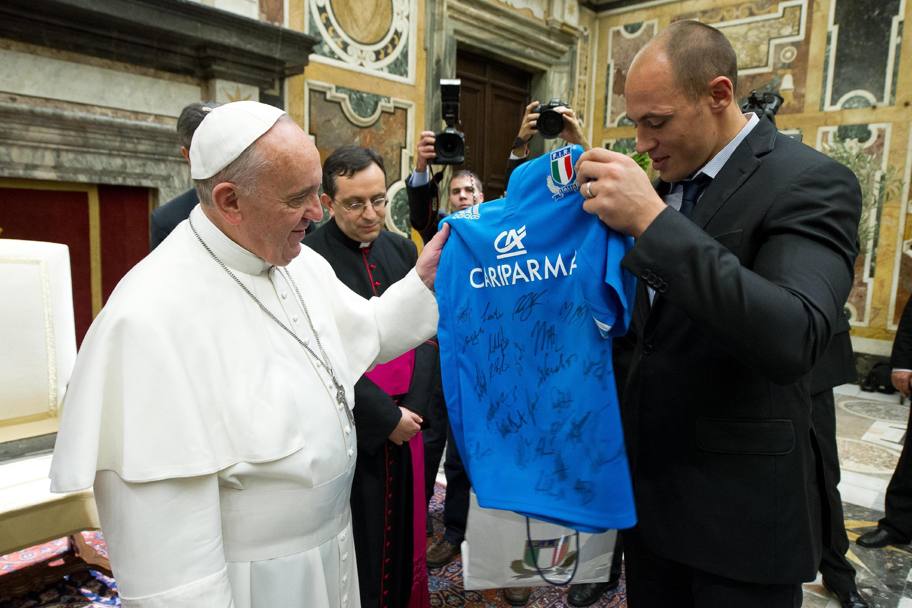 Papa Francesco riceve da Sergio Parisse la maglia con le firme di tutti gli azzurri. Ansa